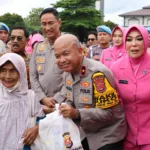 Kapolda Banten Irjen Pol Suyudi Ario Seto (tengah belakang) saat ikut membagikan ribuan paket sembako di Mapolda Banten, Kamis 16 Januari 2025.