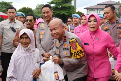 Kapolda Banten Irjen Pol Suyudi Ario Seto (tengah belakang) saat ikut membagikan ribuan paket sembako di Mapolda Banten, Kamis 16 Januari 2025.